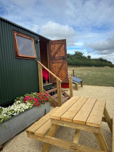 1 Bed Hut - Sleeps 2 - Parking - Smoking photo 8