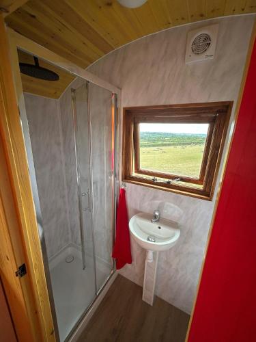 1 Bed Hut - Sleeps 2 - Parking - Smoking photo 9