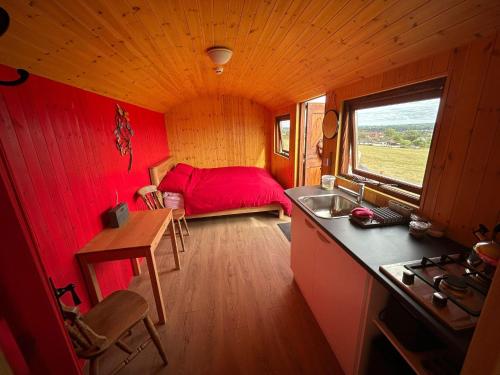 1 Bed Hut - Sleeps 2 - Parking - Smoking photo 4