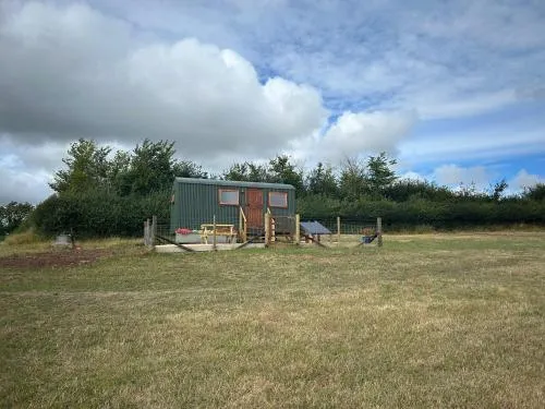 1 Bed Hut - Sleeps 2 - Parking - Smoking photo 1