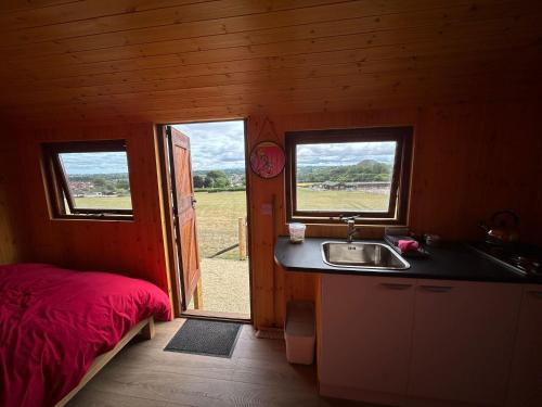 1 Bed Hut - Sleeps 2 - Parking - Smoking photo 7