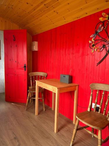 1 Bed Hut - Sleeps 2 - Parking - Smoking photo 13