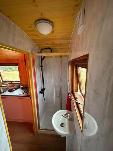 1 Bed Hut - Sleeps 2 - Parking - Smoking photo 6