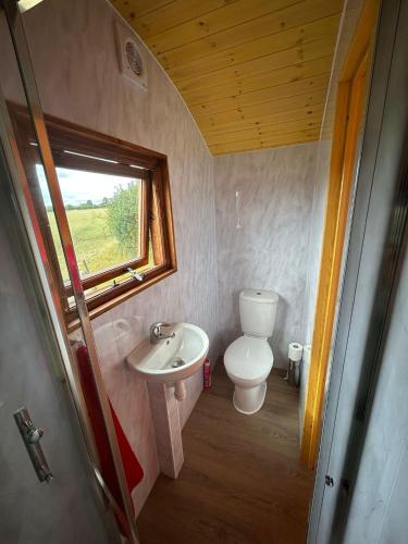 1 Bed Hut - Sleeps 2 - Parking - Smoking photo 11