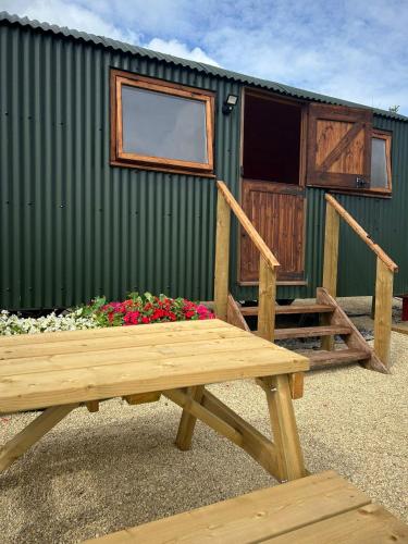1 Bed Hut - Sleeps 2 - Parking - Smoking photo 10