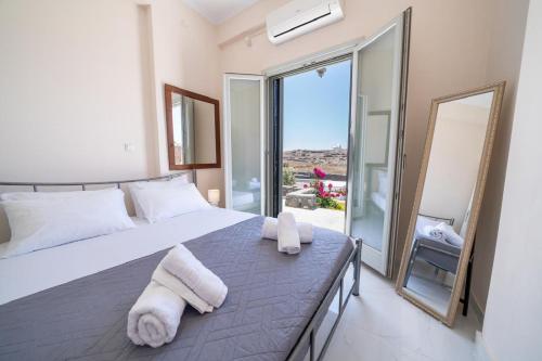 Avra Villa with Sunset View & Hot Tub in Oia