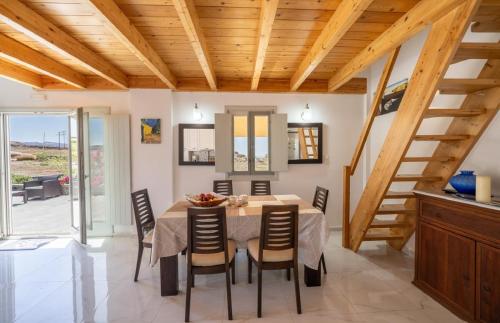 Avra Villa with Sunset View & Hot Tub in Oia