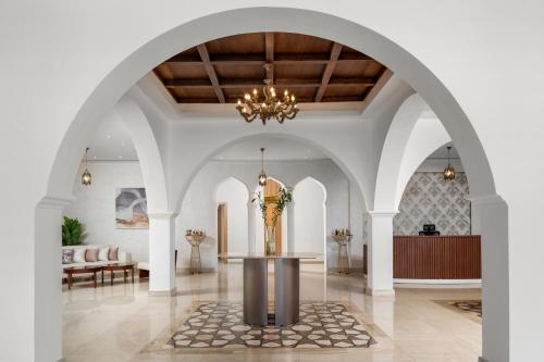 - un hall avec un lustre et une table dans l'établissement Albatros Makadi Resort - 24 HRS All Inclusive, à Hurghada