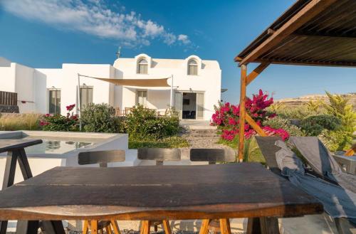 Avra Villa with Sunset View & Hot Tub in Oia