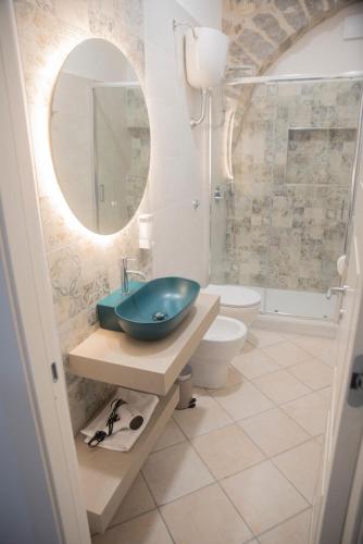 a bathroom with a sink and a toilet and a mirror at La Magnolia in Centola