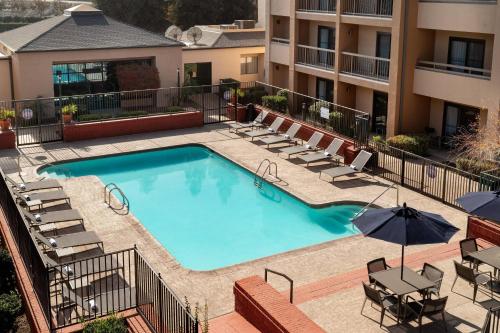 La alberca dentro o cerca de Courtyard by Marriott Bakersfield