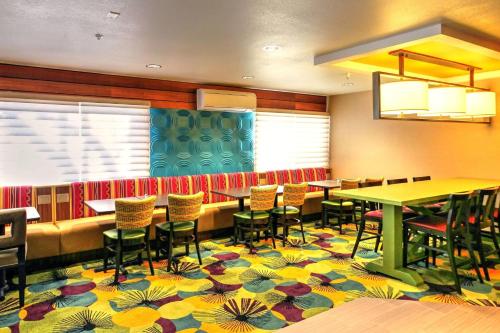 Ruang duduk di Fairfield Inn Boise Airport
