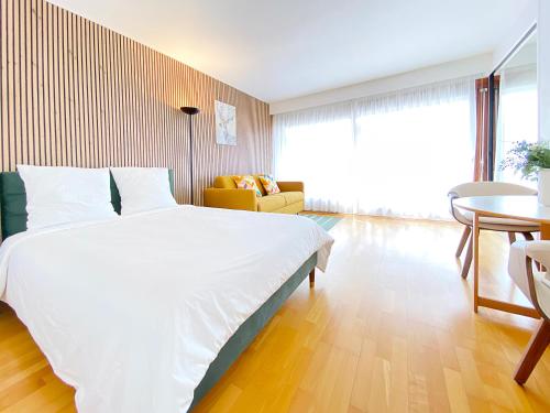 Cosy flat with the view of Eiffel Tower