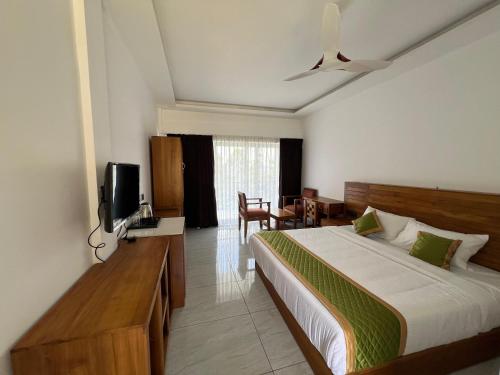 TV a/nebo společenská místnost v ubytování Zeezmount Resorts & Spa Munnar