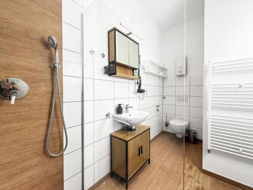 Un baño con lavabo, espejo e inodoro. en Apartment an Mosel und Weingut - KP4, en Traben-Trarbach