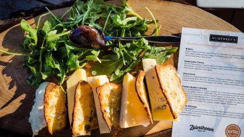 un piatto di cibo con panini e insalata di Wellness Villas with sauna, outdoor bath and shower, Parc Maasresidence Thorn a Thorn