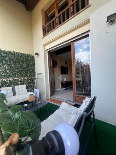 un salon avec des canapés et une grande fenêtre dans l'établissement Charmant duplex, à Villeneuve-Loubet