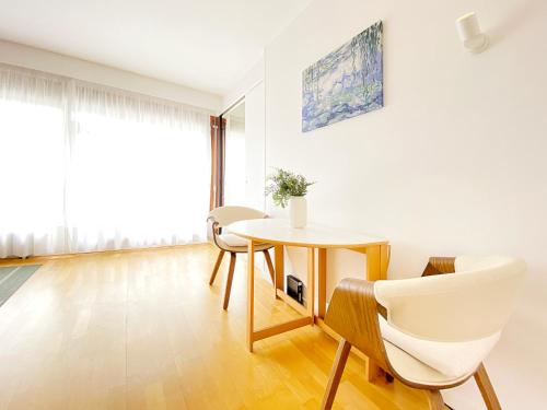 une salle à manger avec une table et des chaises dans l'établissement Cosy flat with the view of Eiffel Tower, à Paris