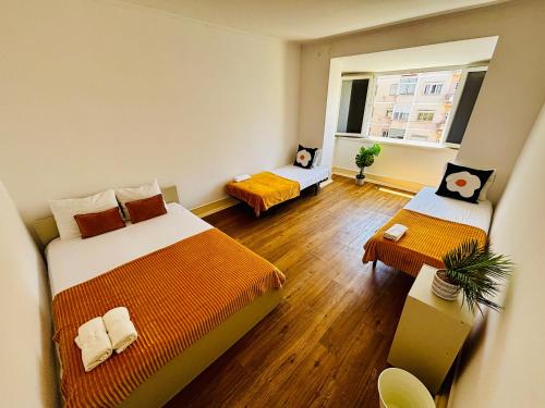 Ένα ή περισσότερα κρεβάτια σε δωμάτιο στο Luxury rooms ideal for tourists, ideal to visit Lisbon!