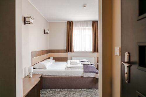 Ένα ή περισσότερα κρεβάτια σε δωμάτιο στο Hotel Sleep Wrocław