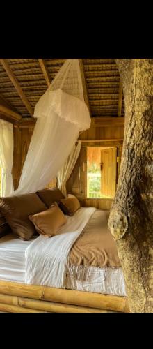 Tree bamboo houseにあるベッド