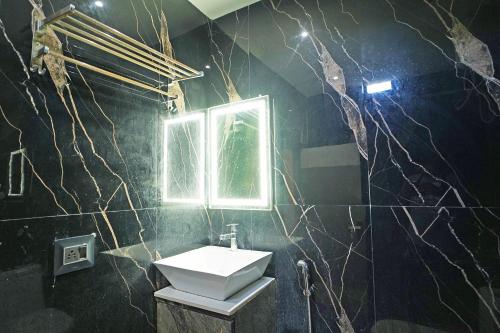 Koupelna v ubytování Shakuntala Village Resort