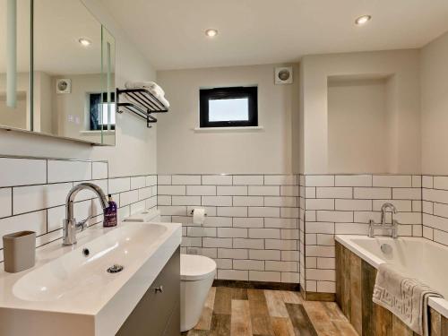 Ένα μπάνιο στο 2 Bed in Castle Cary 94021
