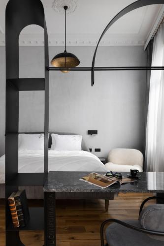 a bedroom with a bed and a desk with a desk at IL CONFORMISTA Casa Storica in Thessaloniki