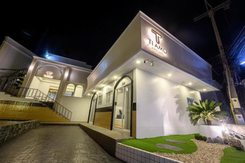 a white building with a sign on it at night at Tiamo Kohlarn in Ko Larn