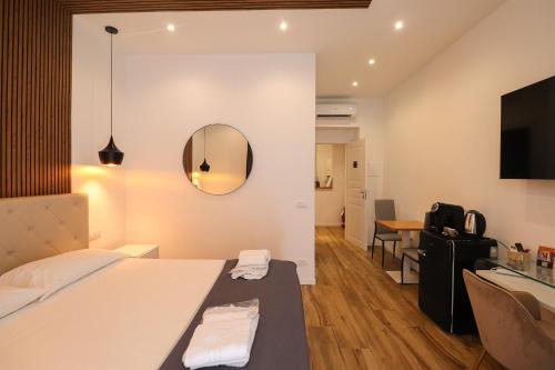 Una cama o camas en una habitación de Essenza House
