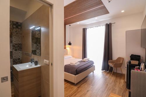 Una cama o camas en una habitación de Essenza House