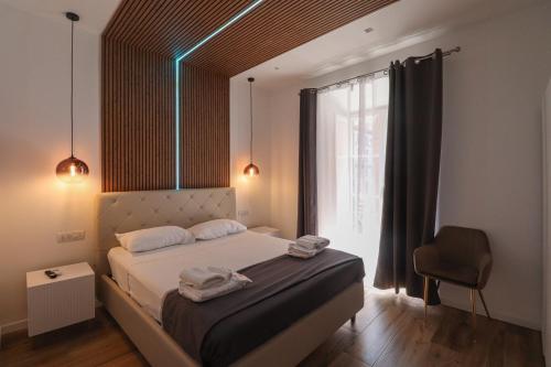 Una cama o camas en una habitación de Essenza House