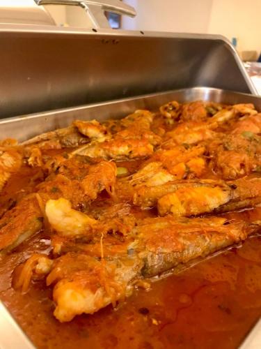 a pan full of food with chicken in it at Park Hotel Villa Americana in Rodi Garganico