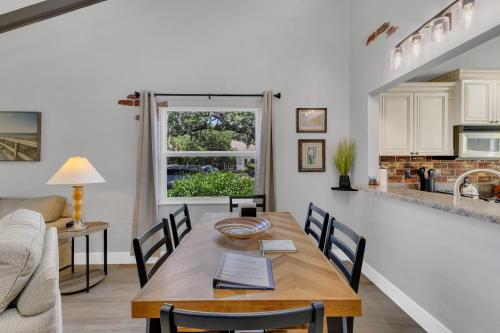 Η κουζίνα ή μικρή κουζίνα στο Ground Level and End Condo Unit - Quiet 2 Bedrooms and 1 Bath