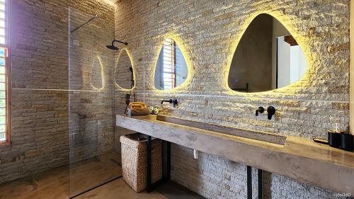 サン・ドニにあるVilla Cacao - avec piscine et vue mer - Nosy Beの洗面台が2つと鏡が2つあるバスルーム