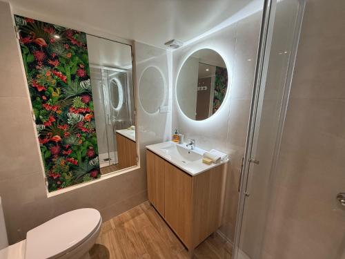 une salle de bain avec toilettes, lavabo et miroir dans l'établissement Suquet 5 mins à pied du palais, à Cannes