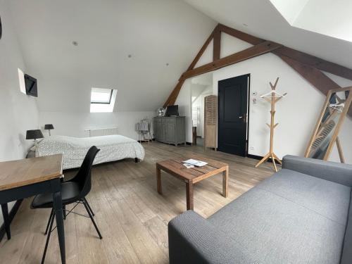 une chambre avec un lit, un bureau et un canapé dans l'établissement La Grange De Salomé, à Salomé