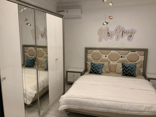un dormitorio con una cama y un espejo en Appartement de rêve, en Dakar