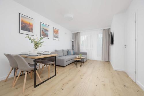 Łucka Bright Apartment with Parking in Warsaw by Noclegi Renters