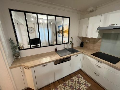 Kuchyň nebo kuchyňský kout v ubytování La Maison Mirabelle