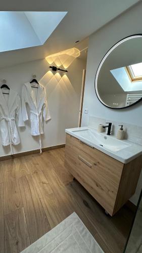 a bathroom with a sink and a mirror at Parenthèse sous les toits - suite cosy avec jacuzzi - hypercentre in Auxerre
