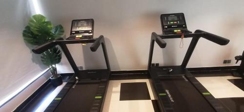 a room with two treadmills on a treadmill at فندق فيوري - المطار in Taif