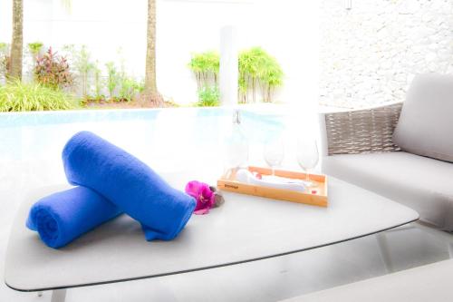 un éléphant en peluche bleu assis sur une table avec une boîte dans l'établissement Breeze Villa - Luxury Relaxation in Phuket, à Ban Thalat Choeng Thale