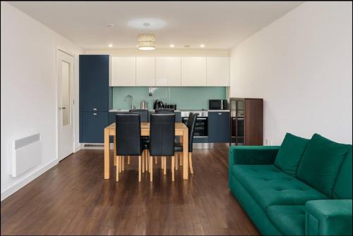 Η κουζίνα ή μικρή κουζίνα στο Modern 2 Bed Flat with parking Next to Basildon Station