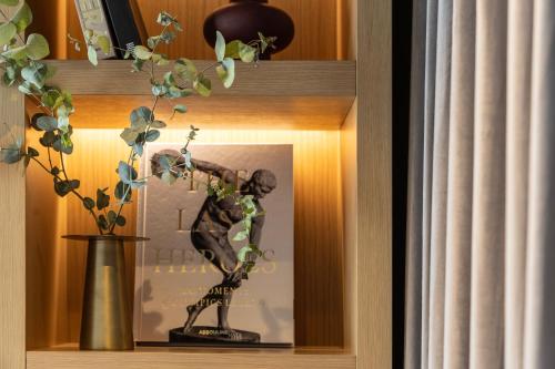 Heritage Hill Hotel في أثينا: صورة لتمثال رجل على رف