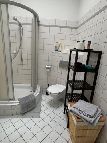 Et badeværelse på bright rooftop loft with river view