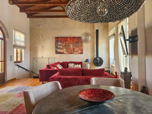 ハニア・タウンにあるLuminous a House of Luxuryの赤いソファとテーブルのあるリビングルーム