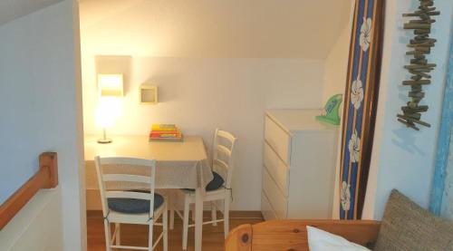 a small dining room with a table and chairs at Fewo Wellenreiter Usedom 200 m zum Strand mit Balkon Parkplatz Wlan in Ostseebad Karlshagen