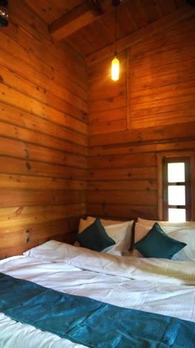 Hotel YAN Residency Naukuchiatal Bhimtalにあるベッド