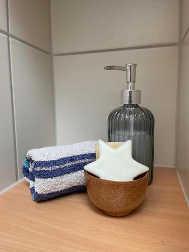 Un baño con un recipiente para jabón y un dispensador de jabón. en Ferienwohnung 1000 Krauthof, en Laimbach am Ostrong